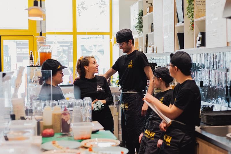 Treinamento de adultos com deficiência em profissões de catering